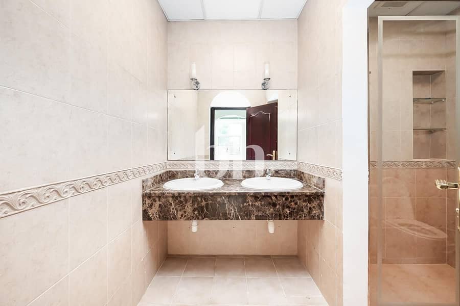 Spacious 5BR Villa | Vacant | Near Beach - Image 24