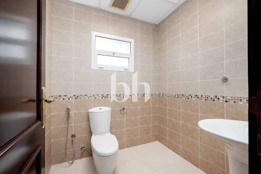 Spacious 5BR Villa | Vacant | Near Beach - Image 27