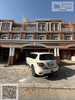 فيلا تاون هاوس للإيجار، ٤ غرف نوم، ٤ حمامات!