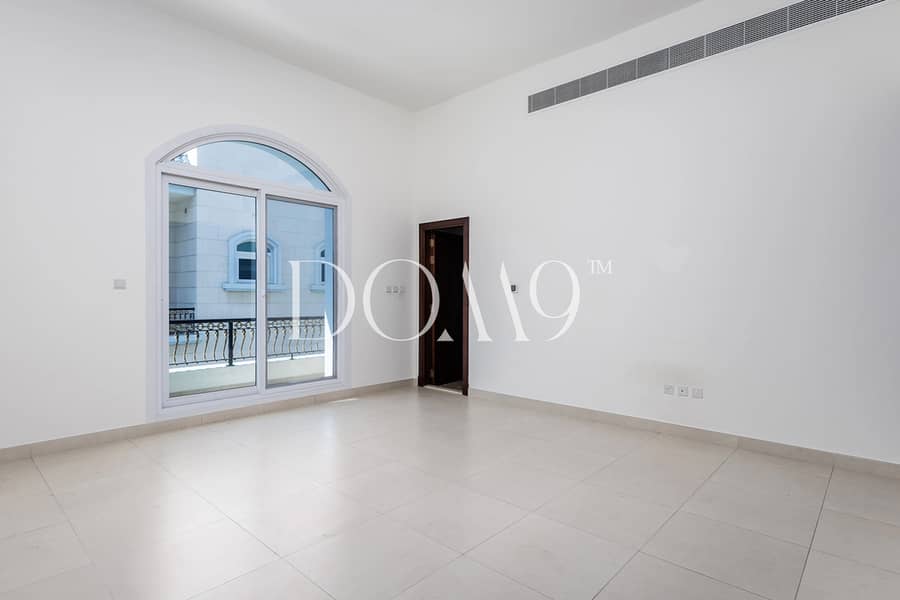 Villa on the beach / Private Pool / Vacant