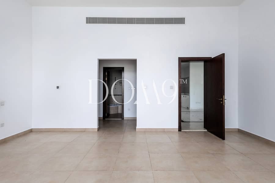 Villa on the beach / Private Pool / Vacant