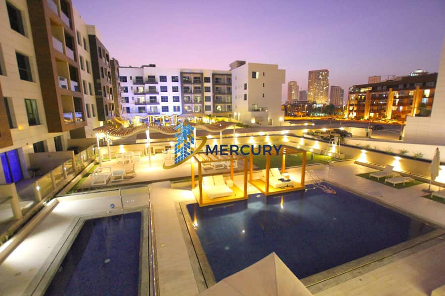 Pool View - Large Layout - Chiller Free - Bright