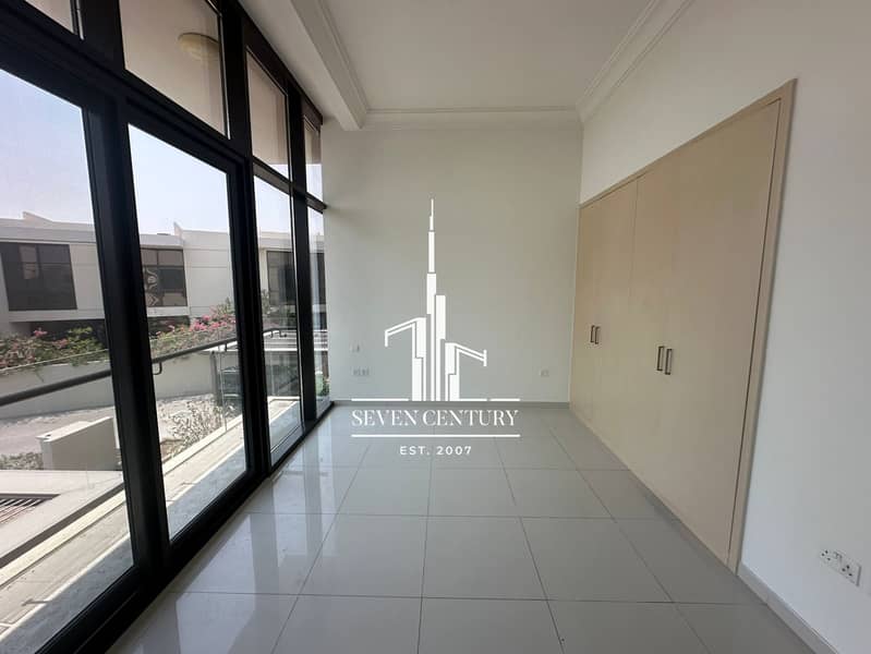 Spacious Layout | Vacant Villa | Amazing Location - Image 9