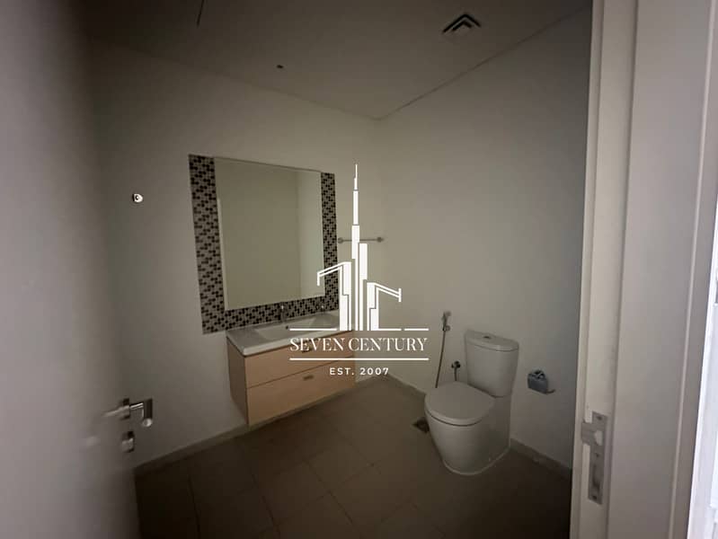 Spacious Layout | Vacant Villa | Amazing Location - Image 10