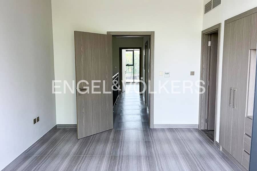 Motivated Seller | Close to Pool | Modern - Image 9