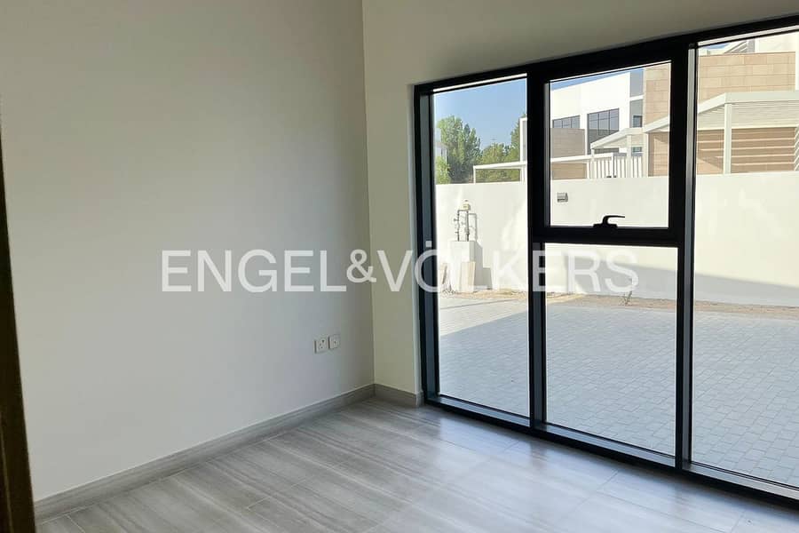 Motivated Seller | Close to Pool | Modern - Image 10