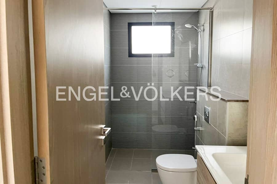 Motivated Seller | Close to Pool | Modern - Image 19