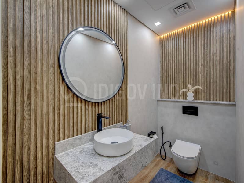 High floor | Full Lake View | Luxury Upgraded - Image 10