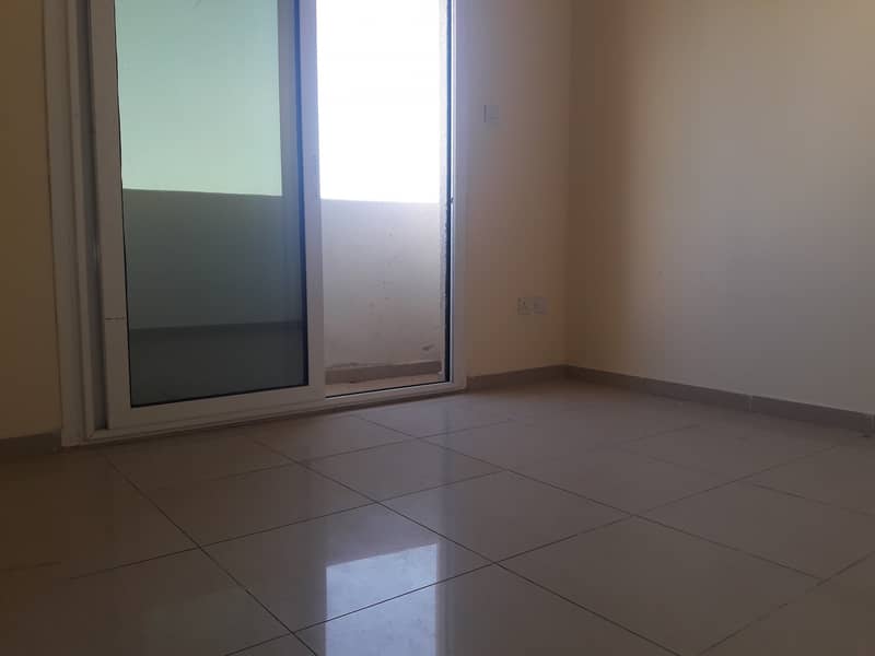 شقة في شارع الوحدة 1 غرف 22000 درهم - 4289999