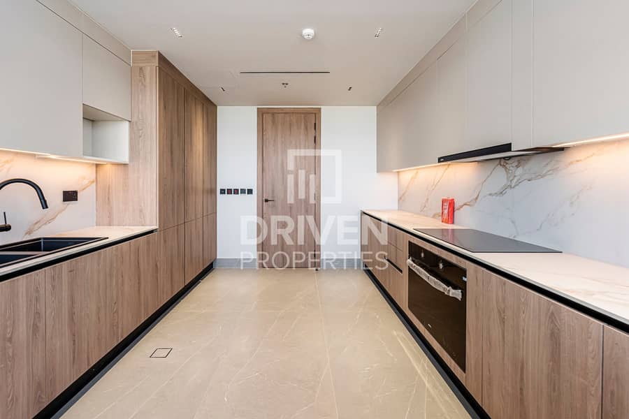 Elegant Penthouse | Spacious Layout | Skyline View - Image 6