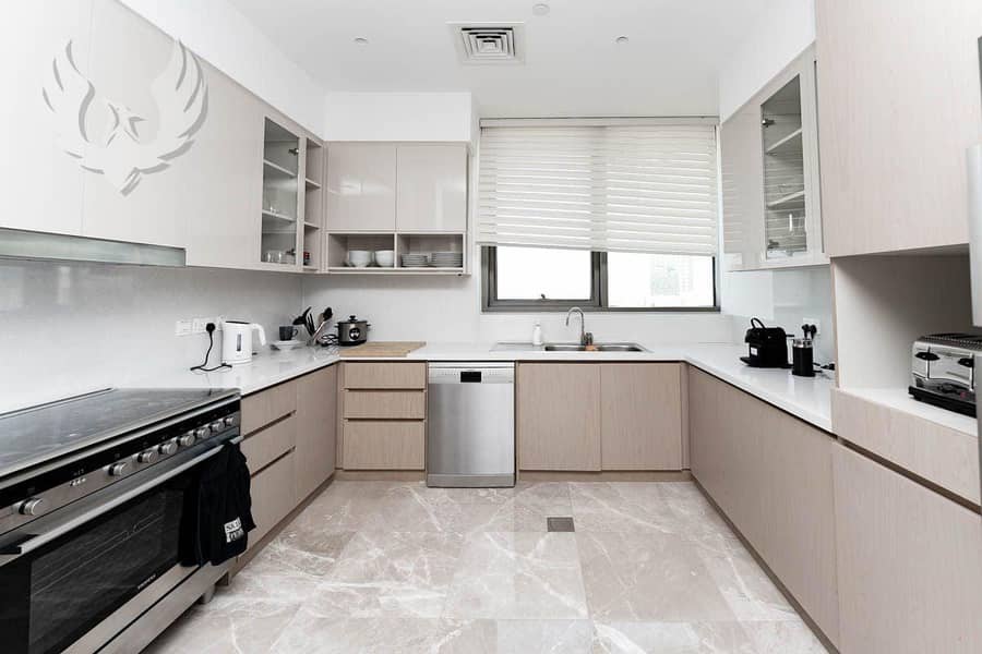 BEST VIEW | TOP FLOOR | VACANT