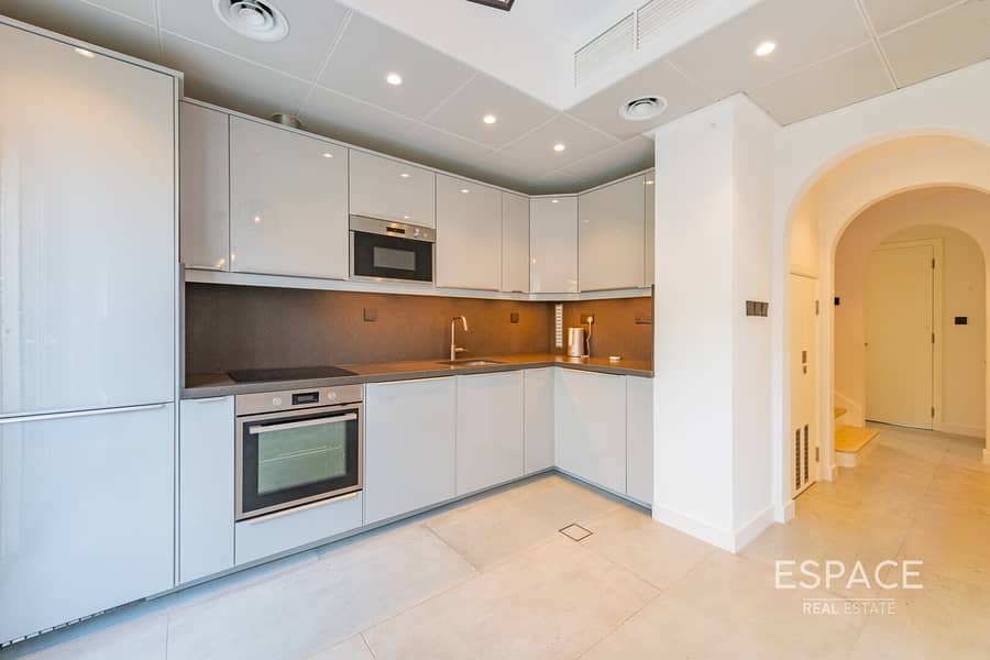 Fully Upgraded | 2 Beds | VOT