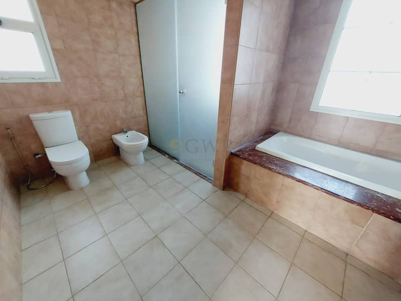 Park Facing|Spacious|Walking Distance to Arcadia - Image 17