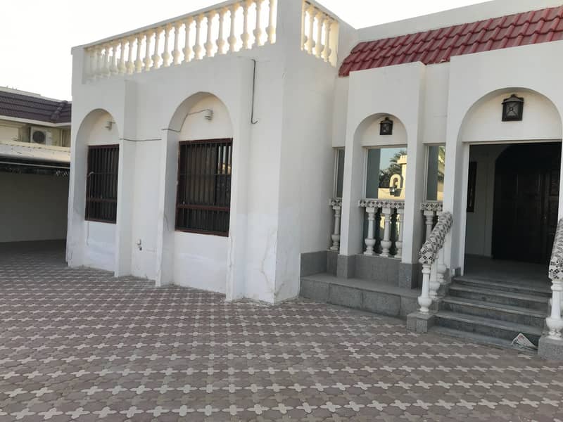 Great villa, clean and excellent location in al azra for rent