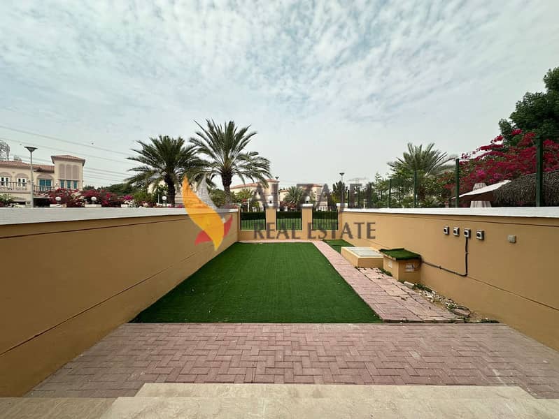 Discover this charming townhouse.