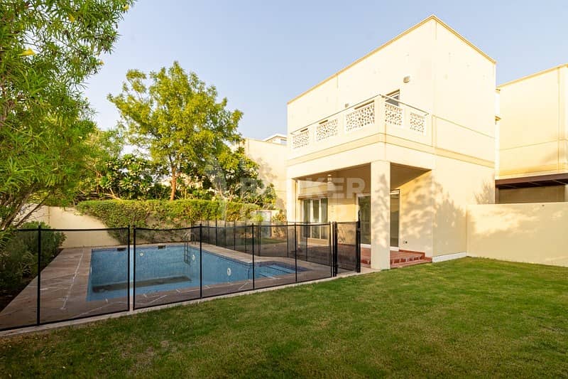 Peaceful living l Private Fenced Pool l Bright