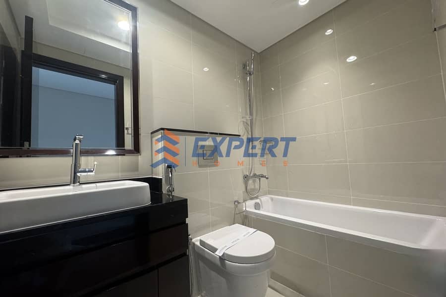 6 Bathroom. jpeg