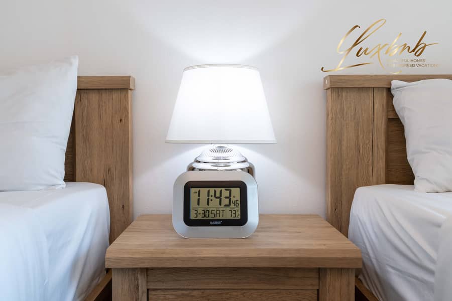 Lake View I Furnished I Bills Included - Image 20