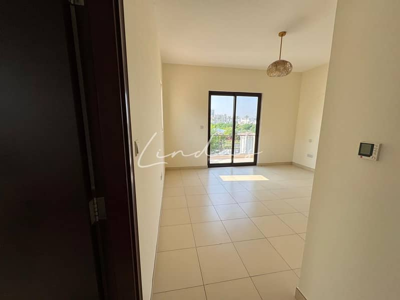 Single row | Spacious | Family community |Vacant - Image 16