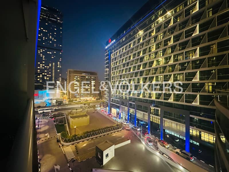 Prime location | West Beach Access | Modern Design - Image 12