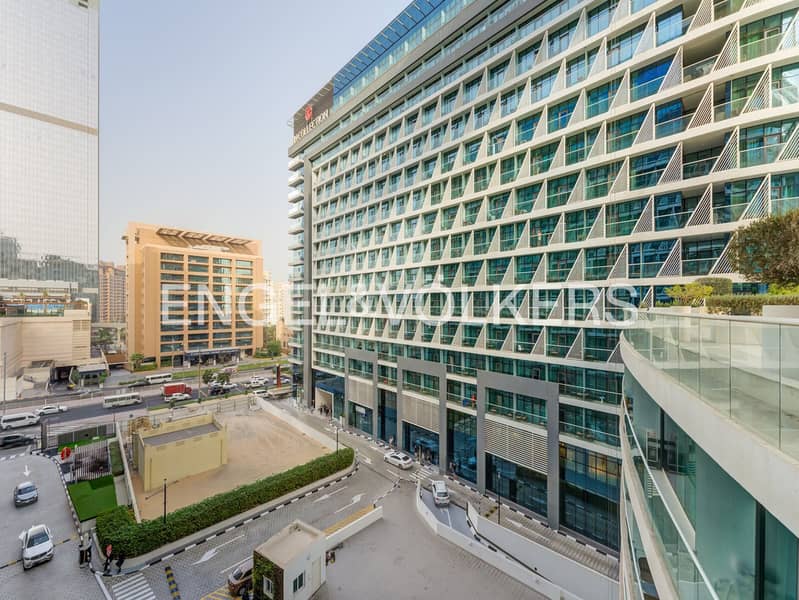 Prime location | West Beach Access | Modern Design - Image 13