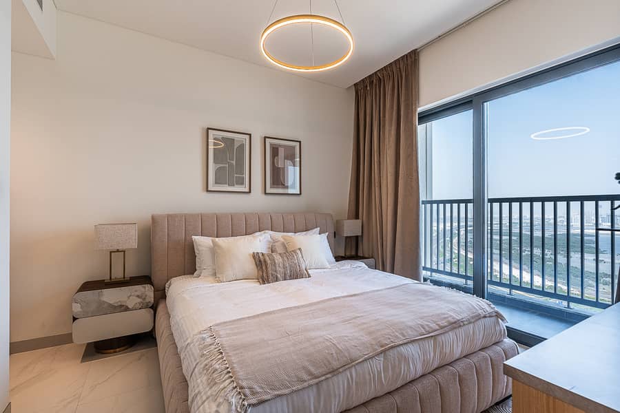 Elegant 2-Bedroom Apartment with Stunning City and Water Views