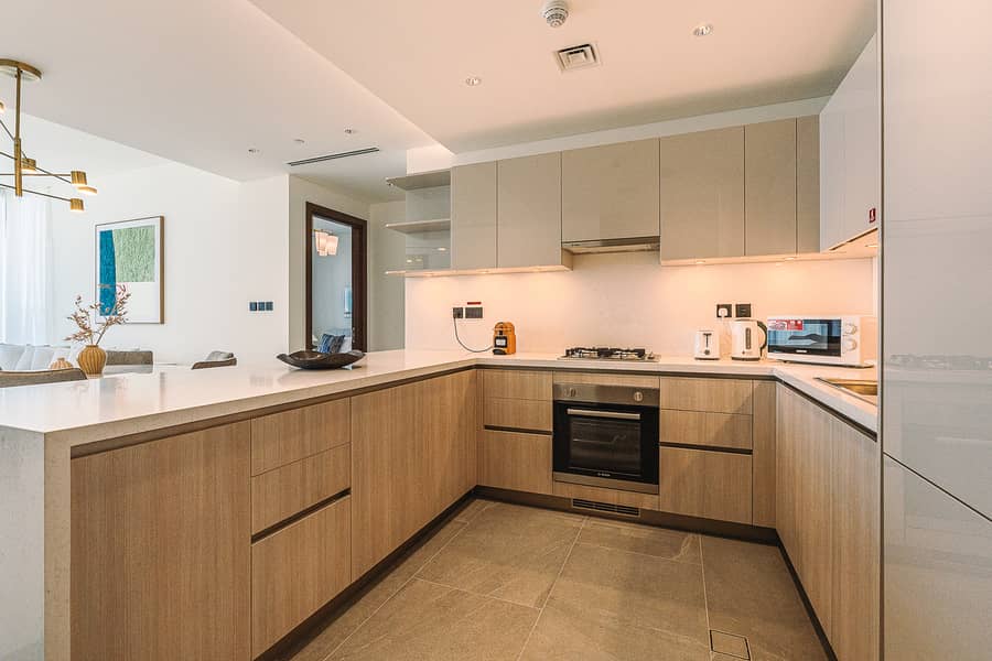 Elegant 2-Bedroom Apartment with Stunning City and Water Views - Image 11