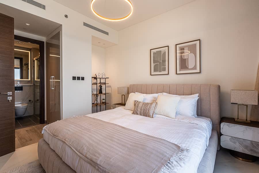 Elegant 2-Bedroom Apartment with Stunning City and Water Views - Image 14