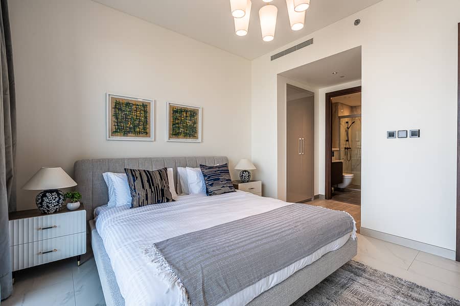 Elegant 2-Bedroom Apartment with Stunning City and Water Views - Image 15