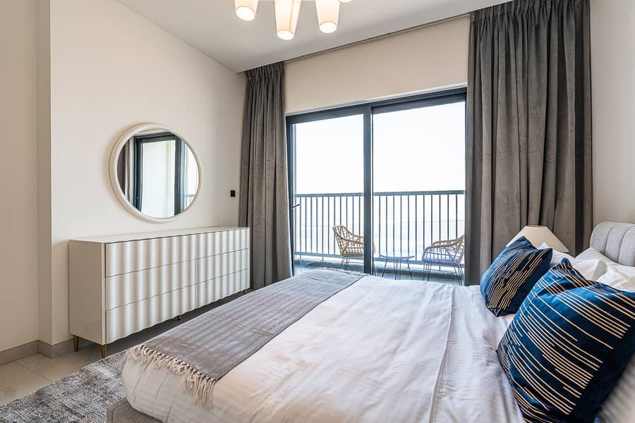 Elegant 2-Bedroom Apartment with Stunning City and Water Views - Image 16