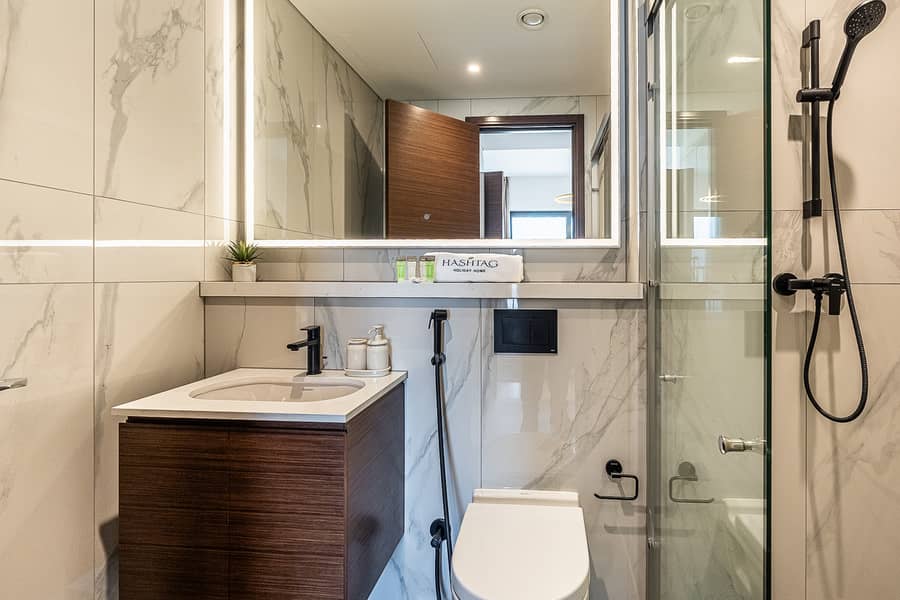 Elegant 2-Bedroom Apartment with Stunning City and Water Views - Image 17