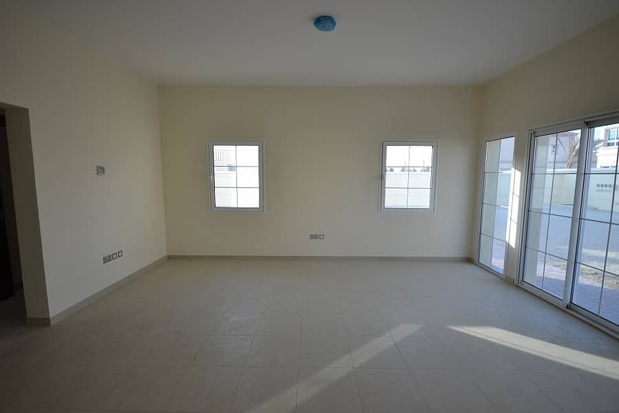3 Spacious Living. JPG