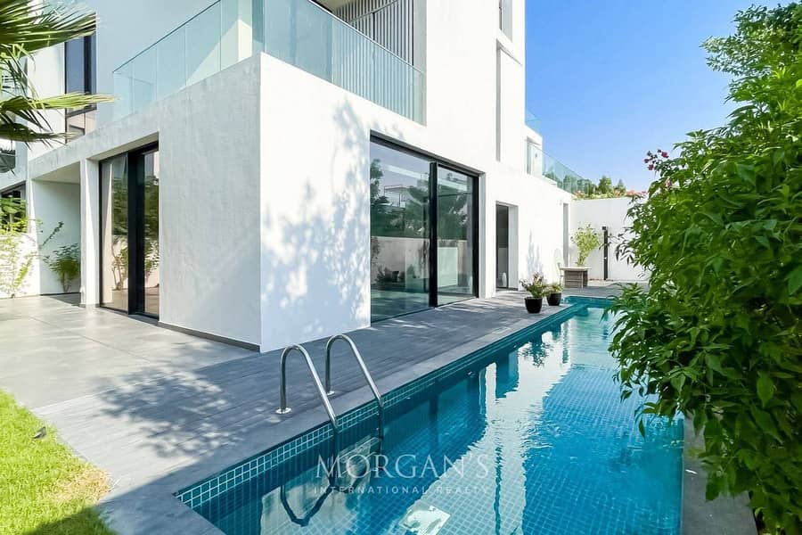 5BR Villa | Modern Luxury | Lake View
