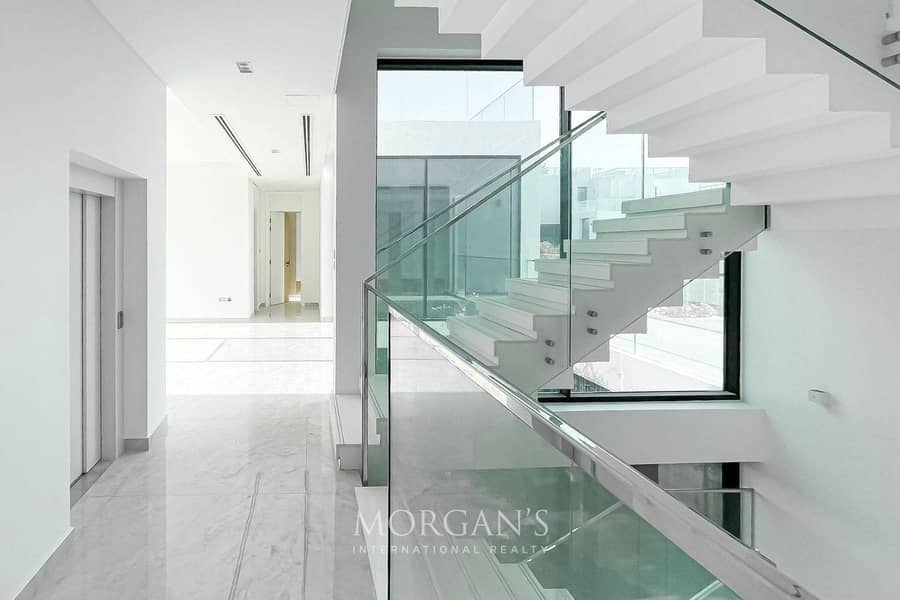 5BR Villa | Modern Luxury | Lake View