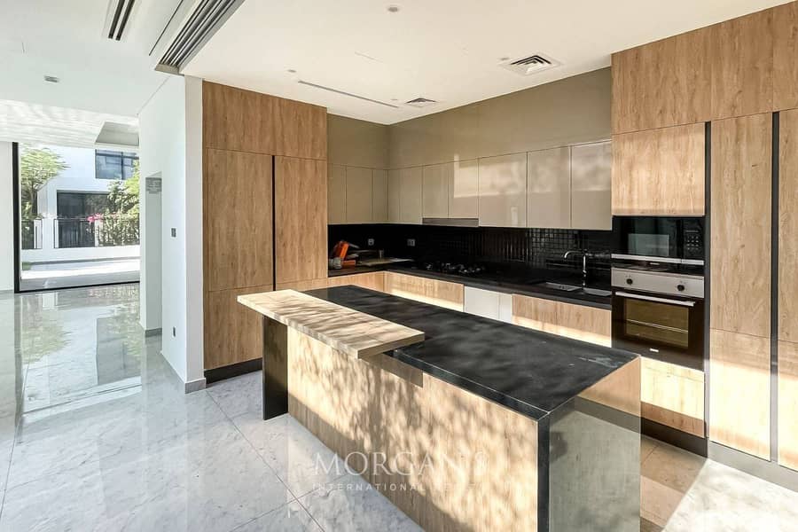 5BR Villa | Modern Luxury | Lake View - Image 9