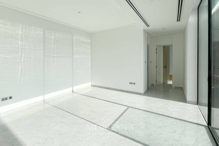 5BR Villa | Modern Luxury | Lake View - Image 10