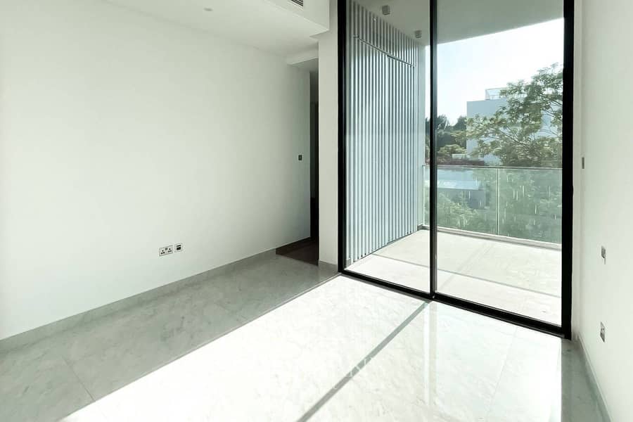 5BR Villa | Modern Luxury | Lake View - Image 12