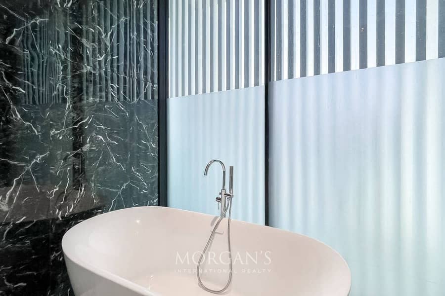 5BR Villa | Modern Luxury | Lake View - Image 14