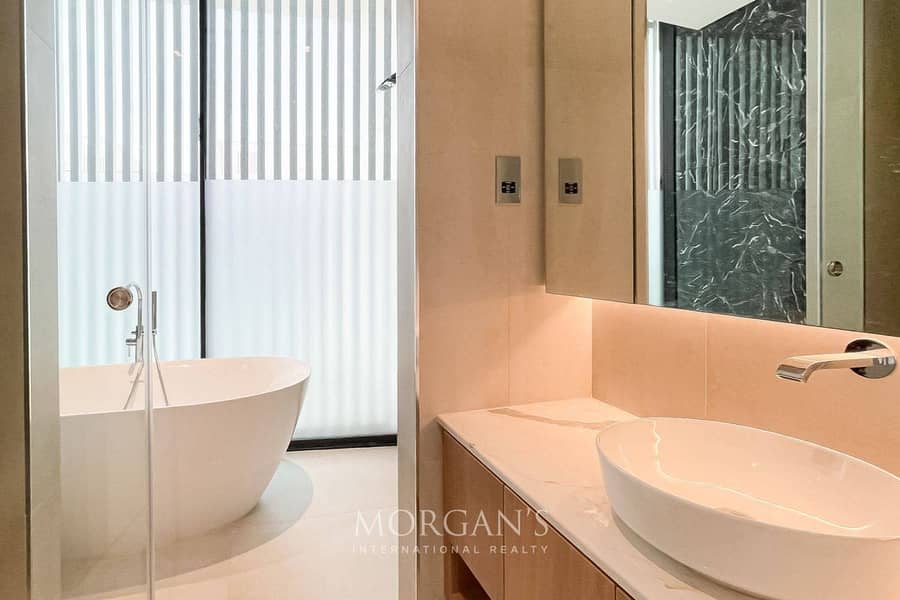 5BR Villa | Modern Luxury | Lake View - Image 15