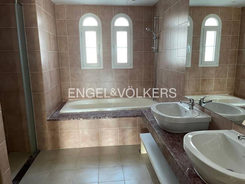 Rare | Next To Park | Open Plan | Vacant In Feb - Image 12