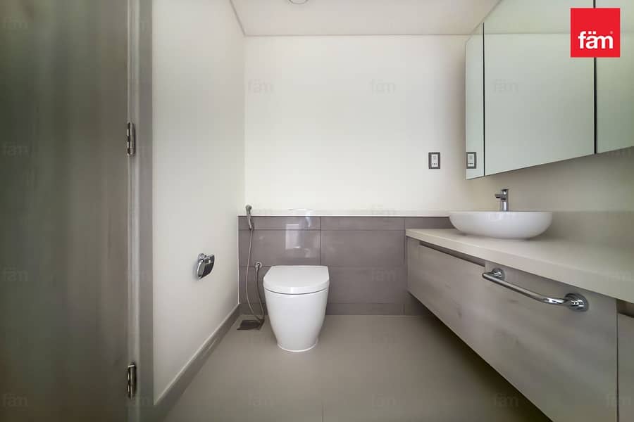 High Floor| Full Water View| Large Layout| Vacant - Image 15