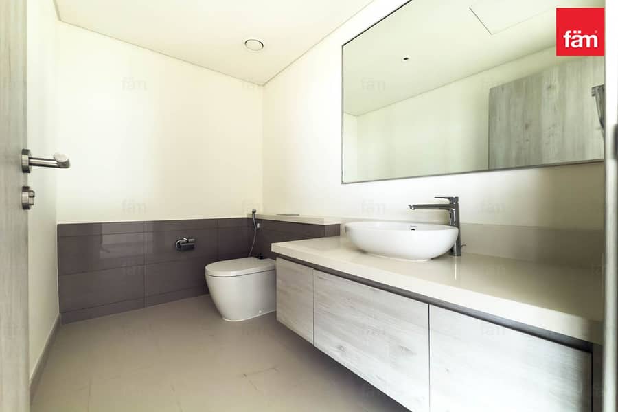 High Floor| Full Water View| Large Layout| Vacant - Image 20