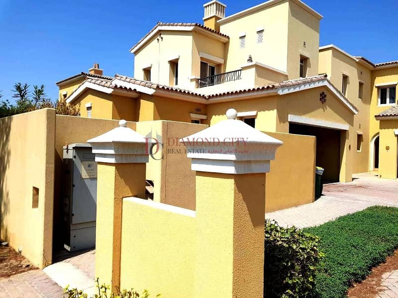 Corner villa| Beautiful garden| near to pool