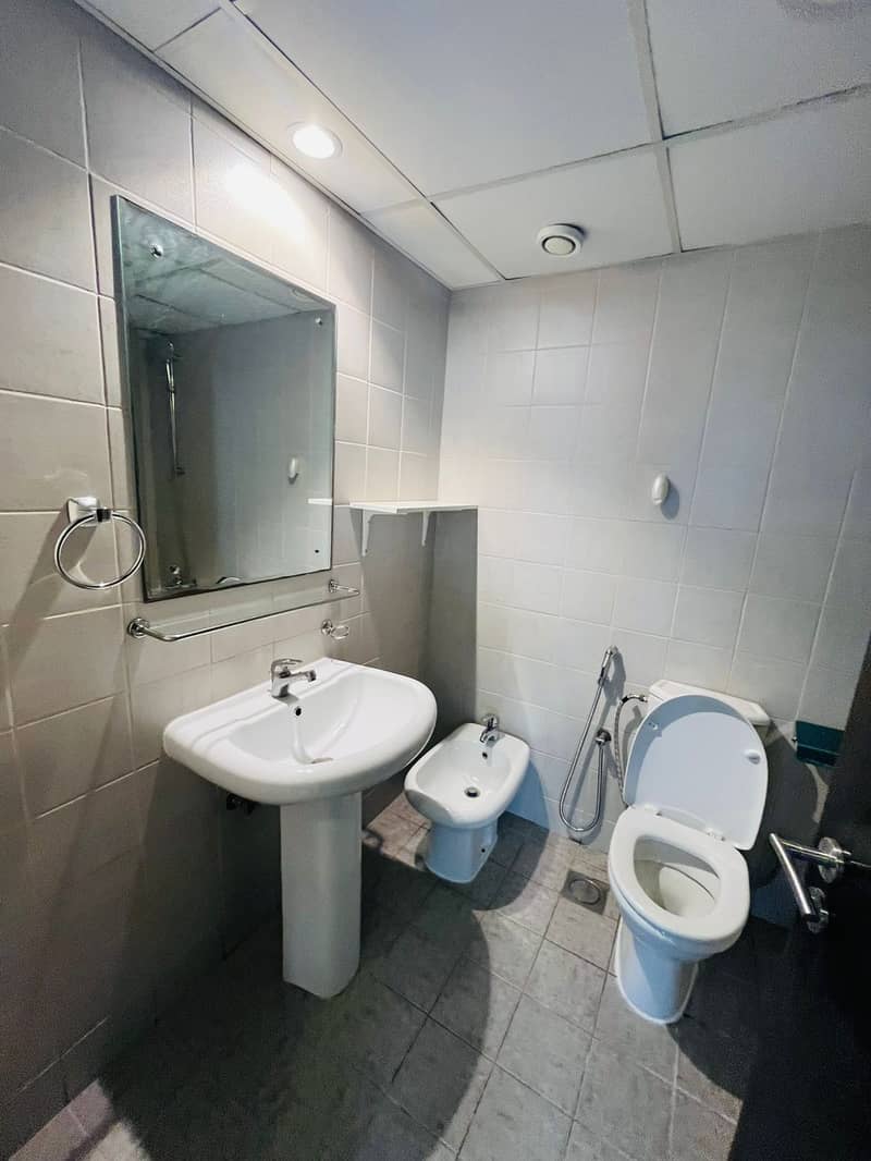 Spacious Apartment in Arch Tower JLT | Close to Metro | Stunning Lake View - Image 29