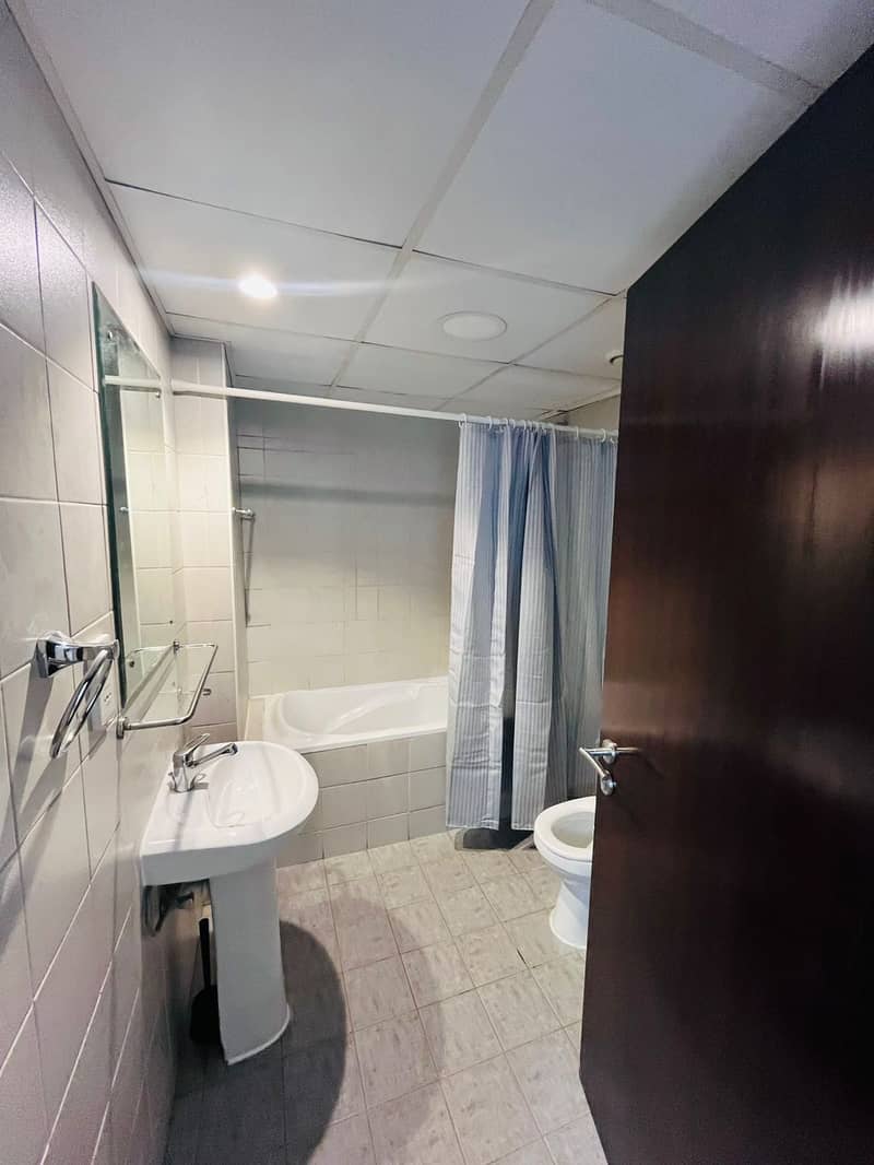 Spacious Apartment in Arch Tower JLT | Close to Metro | Stunning Lake View - Image 30