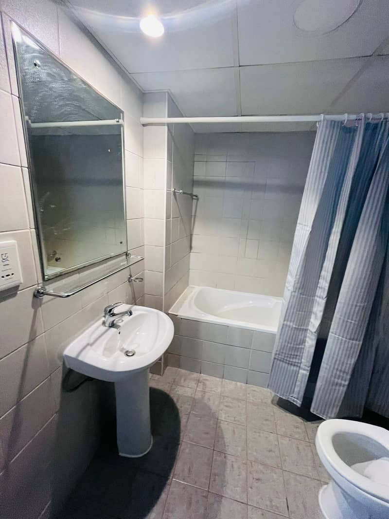 Spacious Apartment in Arch Tower JLT | Close to Metro | Stunning Lake View - Image 31