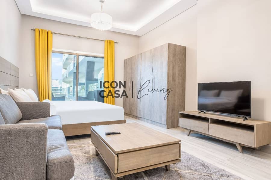 Cozy Studio with Pool View