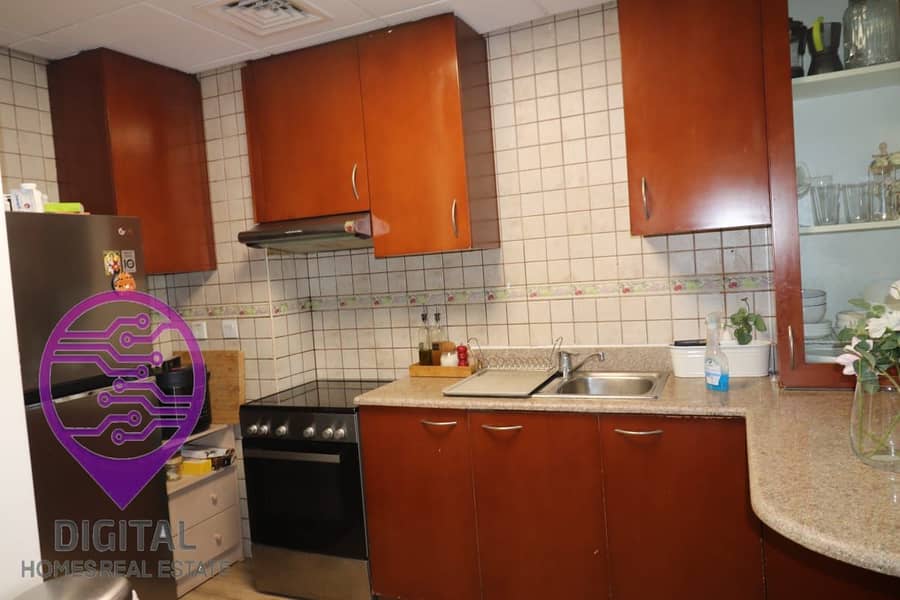 Beautiful view-Concrete Balcony-New appliances-Upgraded