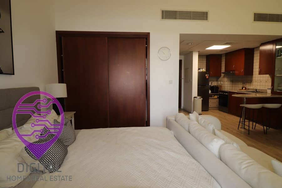 Beautiful view-Concrete Balcony-New appliances-Upgraded