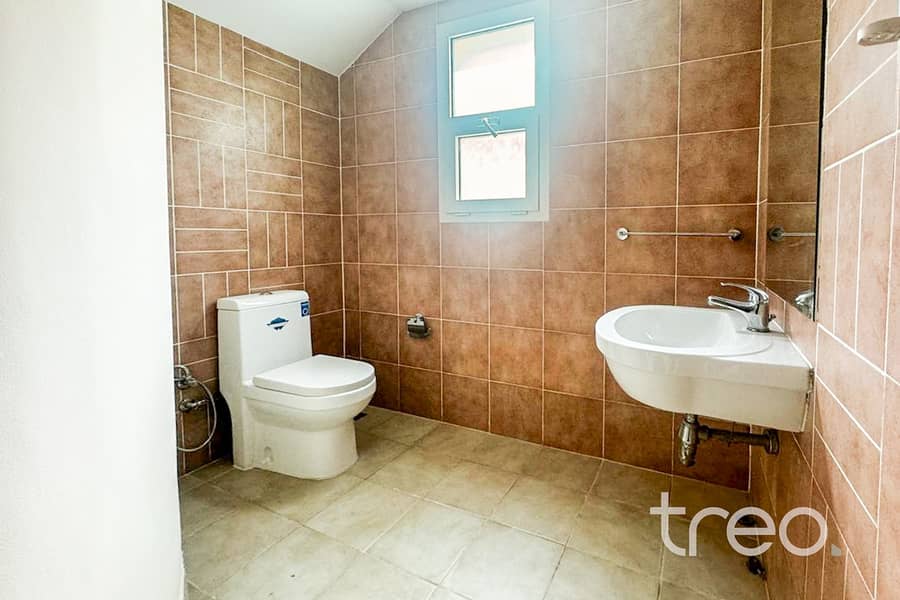 Large Plot | Beautiful Villa | Vacant - Image 7